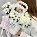 Коробка с цветами «Комплимент композиция из хризантем»