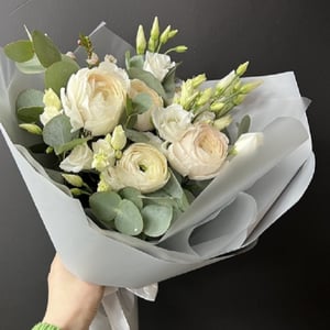 Букет «Лютиковое море» из ранункулюса и эустом