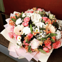 Букет с аммарилисом и ранункулюсами из роз и альстромерий