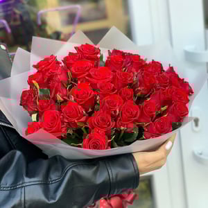 Букет «51 красная роза ред игл»