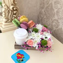 Подарочный набор «Цветы, макарунс и кофе»