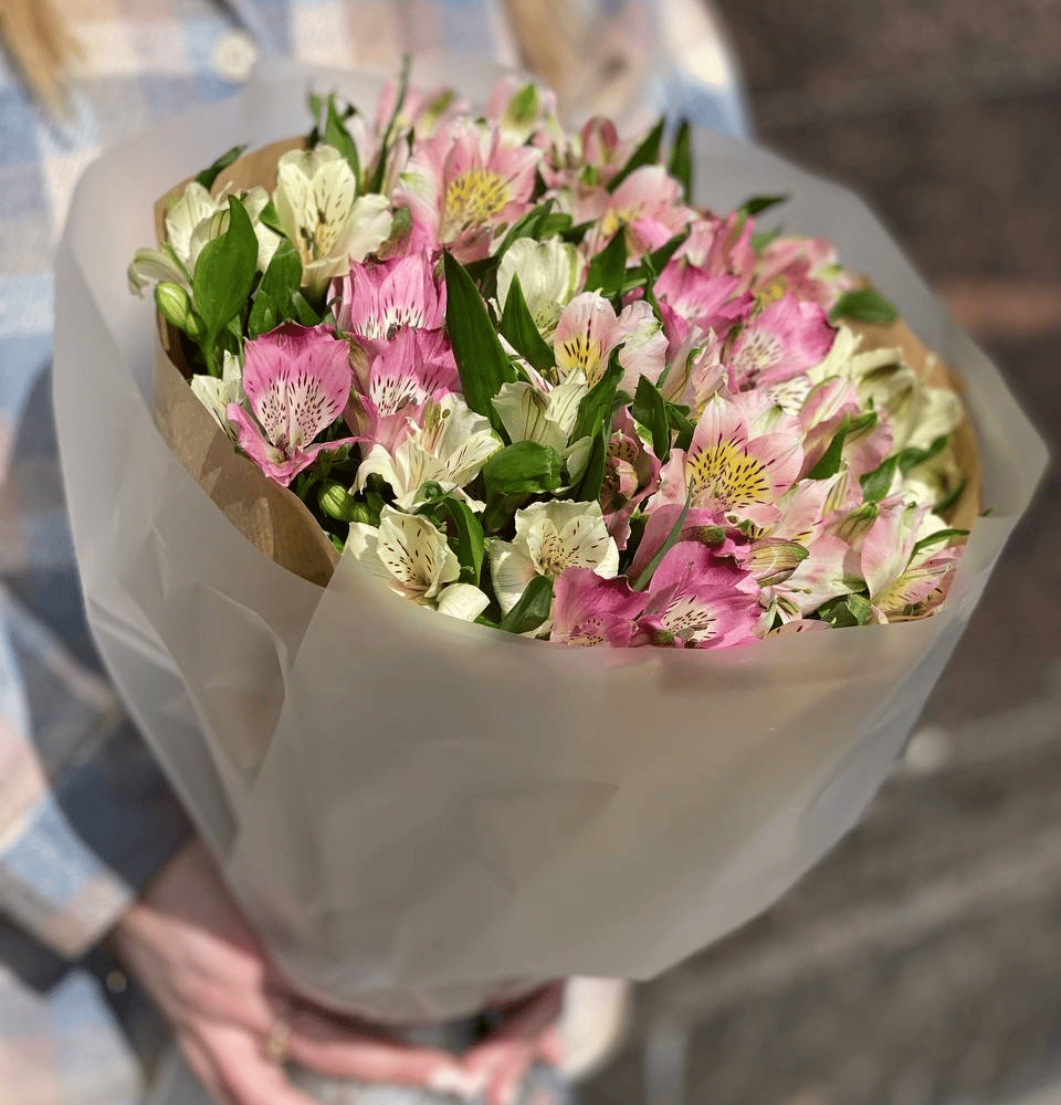 Букет из нежной альстромерии mix в крафт