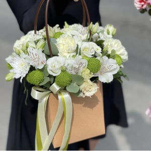 Коробка с цветами «Сумочка» из эустом и альстромерий