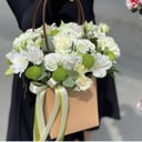 Коробка с цветами «Сумочка» из эустом и альстромерий