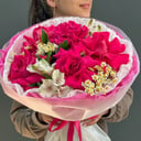 Букет «Пленительный шарм» из роз и ромашек