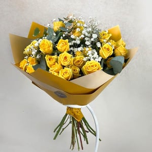 Букет желтых роз и гипсофилы