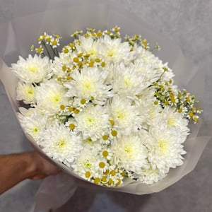 Букет из ромашек и кустовых хризантем