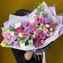 Букет с лизиантусом и пионовидной розой из гвоздик и эустом