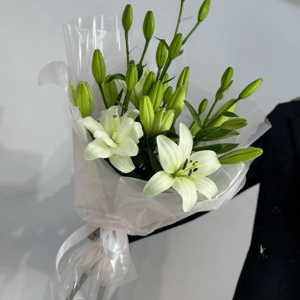 Букет из белых лилий