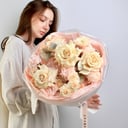 Нежный букет с розами и диантусами