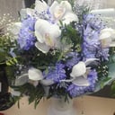 Букет «Красотка» из хризантем и гипсофил