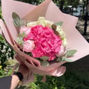 Букет «Акцент» из роз и пионов