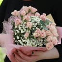 Букет из кустовой розы и гипсофилы