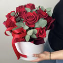 Шляпная коробка с цветами «11 роз с эвкалиптом в щляпной коробке»