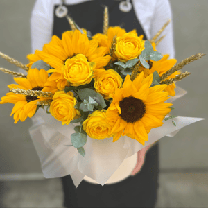 Шляпная коробка с цветами «Коробочка "Солнечный зайчик"» из подсолнухов и роз