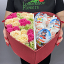 Подарочный набор «Сердечко со сладостями» из роз