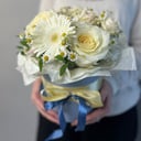 Шляпная коробка с цветами «Нежная сборная композиция с розами»