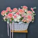 Корзина с цветами "Одна на миллион!" из гвоздик и альстромерий