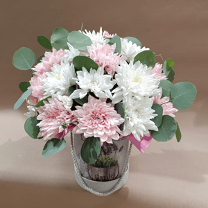 Шляпная коробка с цветами «Чистота чувств» из хризантем