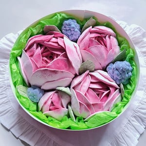 Пионы и ягоды из зефира