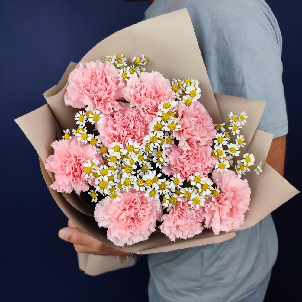 Авторский букет с диантусами и ромашками