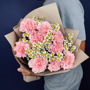 Авторский букет с диантусами и ромашками