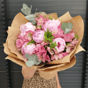 Букет из пионов и альстромерии