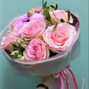 Букет «Воздушный поцелуй» из роз и альстромерий