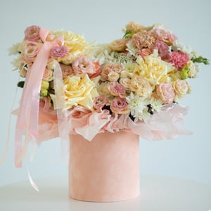 Коробка с цветами «Парфюм цветов» из роз и хризантем