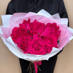 Малинова Французская роза в букете