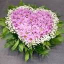 Композиция в форме сердца из хризантем и гипсофил