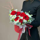 Шляпная коробка с цветами «Композиция с пионовидными розами 327» из гвоздик и эустом