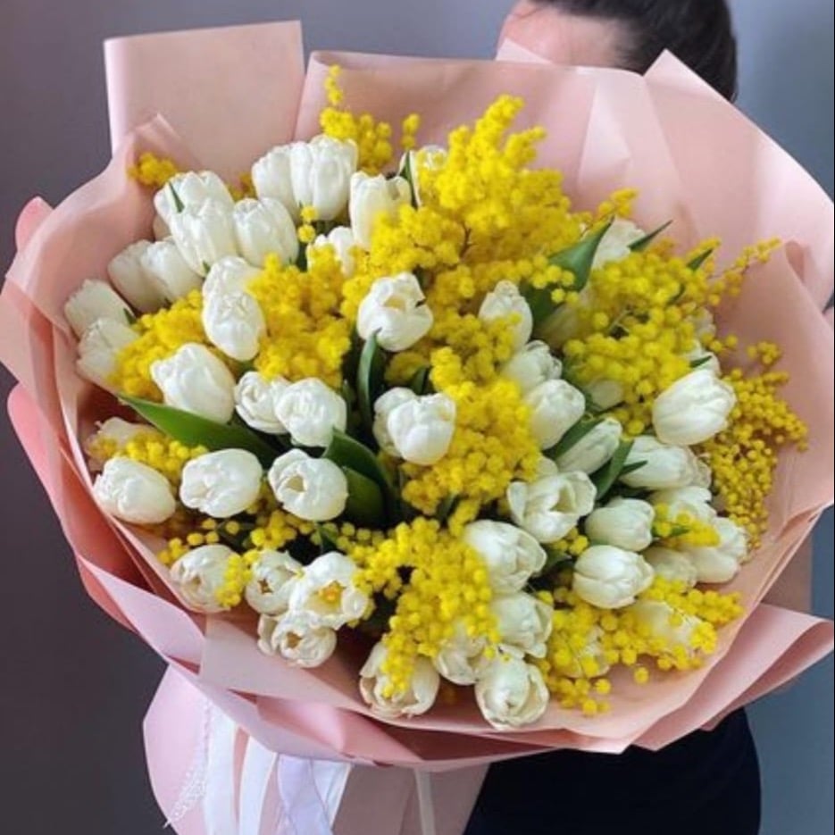 Большой букет из тюльпанов и мимозы