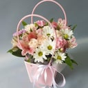 Коробка с цветами «В сумочке» из хризантем и альстромерий