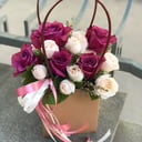 Композиция в крафт сумочке из роз