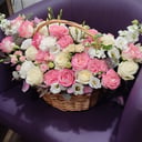 Корзина с цветами «Шик» из роз и эустом