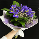 Букет из ирисов из гвоздик