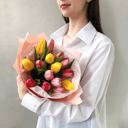 Букет из 15 разноцветных тюльпанов