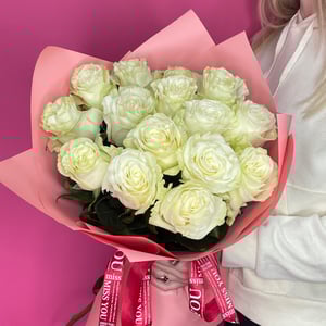 Букет «15 белых роз в упаковке»