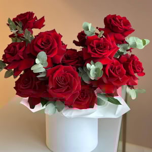 Шляпная коробка с цветами «Алые французские розы с эвкалиптом»