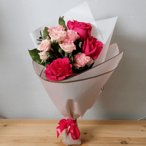 Букет «Розы hot exporter, диантусы и кустовая р»