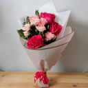 Букет «Розы hot exporter, диантусы и кустовая р»