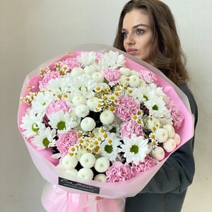 Нежный стойкий стильный букет из гвоздик и хризантем