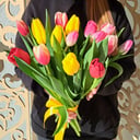 Букет «15 разноцветных тюльпанов с лентой»