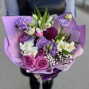 Букет в фиолетовых тонах из эустом и роз