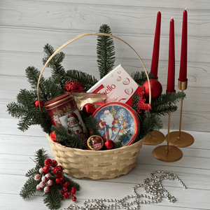 Новогодняя корзина с печеньем конфетами