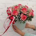 Шляпная коробка с цветами «Роза Джумилия с гипсофилой в коробке»