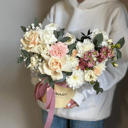 Шляпная коробка с цветами «Авторская коробка Джесси» из роз и гвоздик