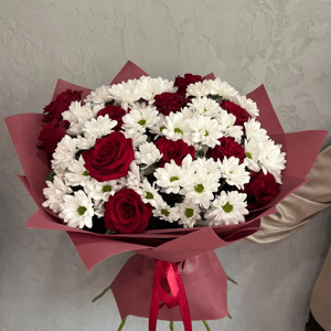 Букет красных роз и хризантем