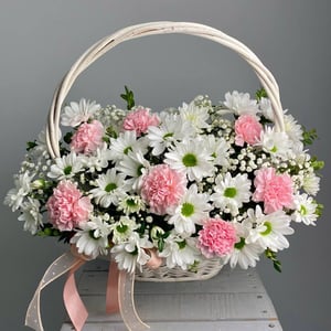 Корзина "Прованс" из гвоздик и хризантем